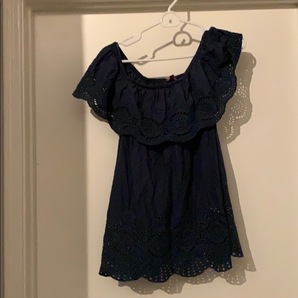 Off shoulder scallop bottom shirt